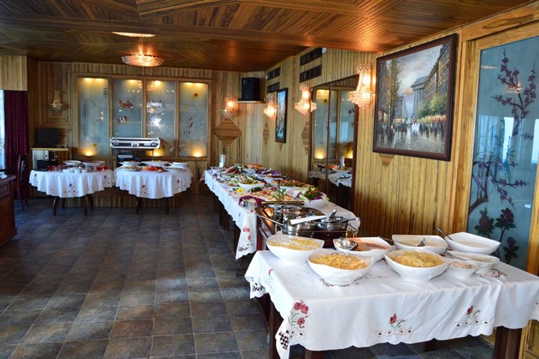 Sunday Buffet at Bay Lodge Terrace